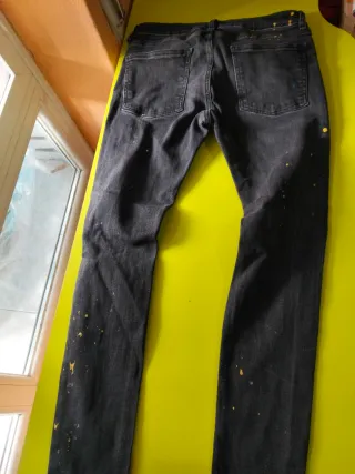 Pantalones vaqueros negros rotos