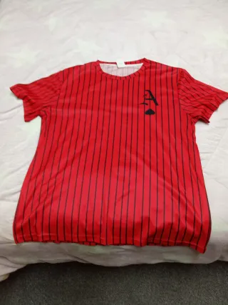 Camiseta de rayas rojas y negras