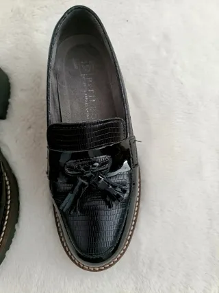 Mocasines negros acharolados con flecos
