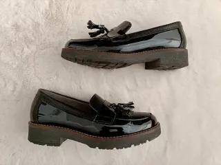 Mocasines negros acharolados con flecos