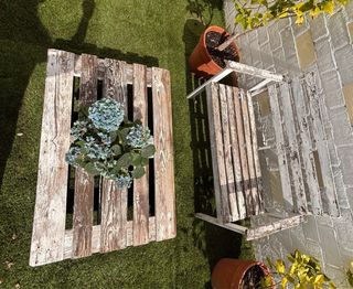 Conjunto banco madera y mesa palet jardín