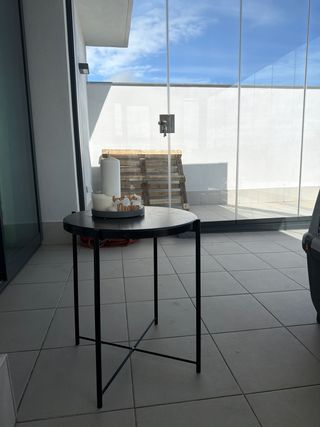 Mesa auxiliar redonda negra IKEA