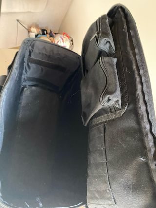 Maleta negra con múltiples bolsillos