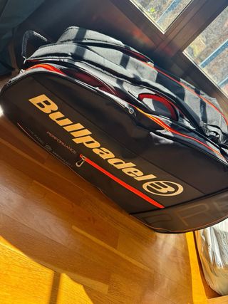 Paletero Bullpadel Pro Series Negro y Naranja