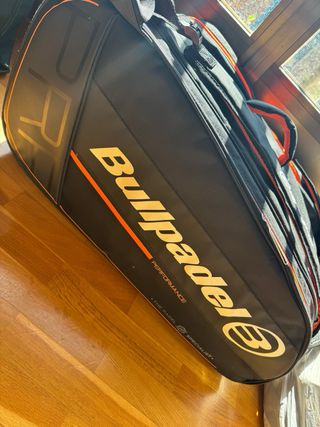 Paletero Bullpadel Pro Series Negro y Naranja