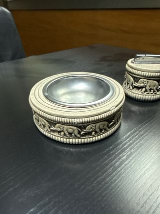 Cenicero vintage de metal con encendedor