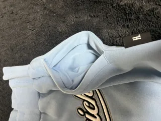 Pantalón azul con cremallera lateral