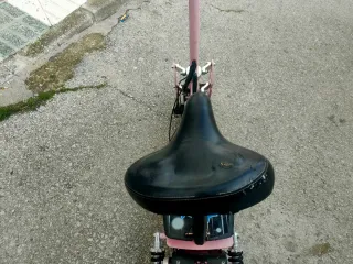 Patinete eléctrico rosa con asiento