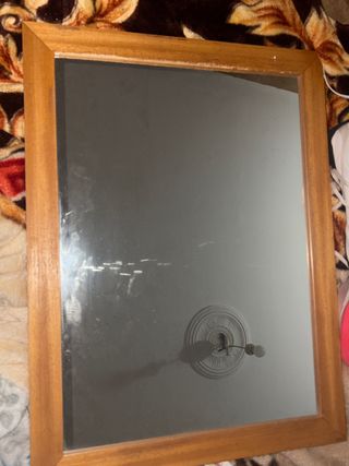 Espejo de madera marrón