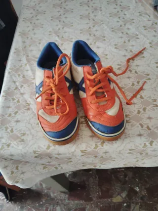 Zapatillas niño naranja y azul