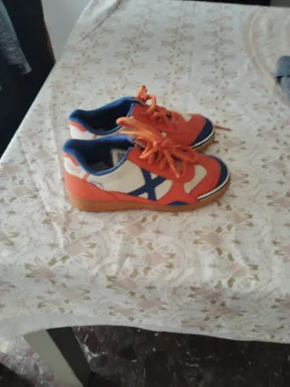 Zapatillas niño naranja y azul