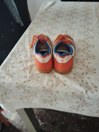 Zapatillas niño naranja y azul