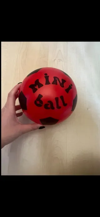 Mini Ball rossa con scritte nere