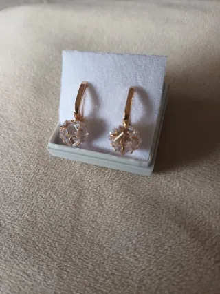 Pendientes chapados en oro con circonitas