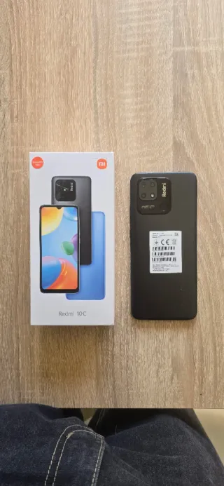 Xiaomi Redmi 10C con custodia protettiva