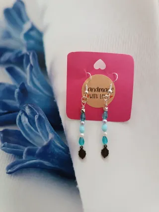 Pendientes artesanales azules y plateados