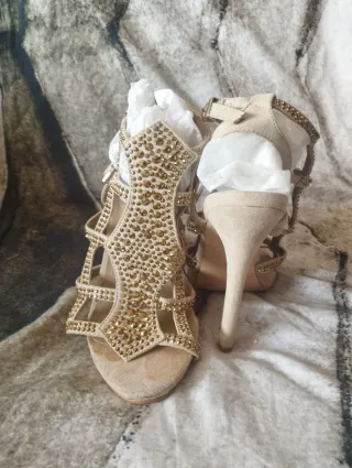 Zapatos de fiesta beige y dorados