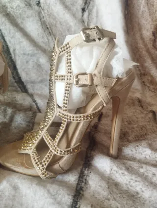 Zapatos de fiesta beige y dorados