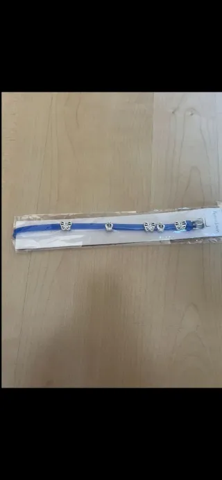 Bracciale blu con ciondoli farfalla e corona