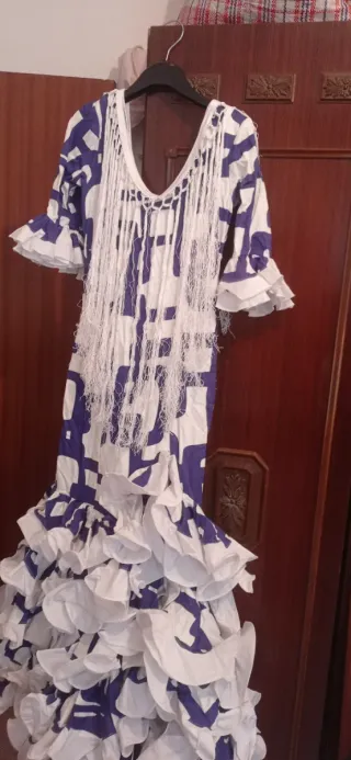 Traje de flamenca azul y blanco