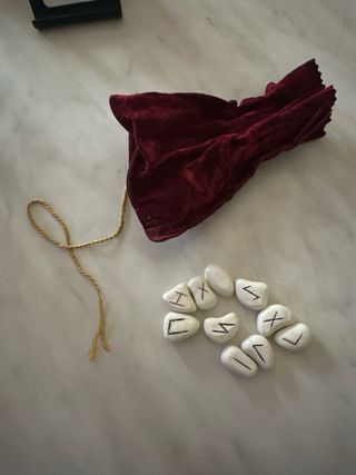 Lotto 10 Rune Pietra Bianca + Sacchetto Velluto