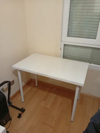 Mesa blanca de madera