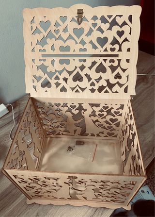 Caja madera pedida de mano con llaves