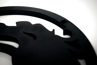 Emblema Mortal Kombat con pedestal