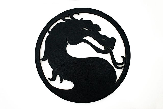 Emblema Mortal Kombat con pedestal