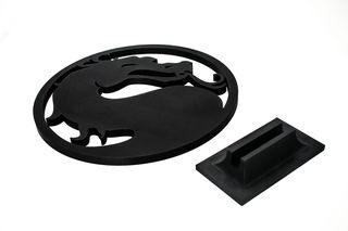 Emblema Mortal Kombat con pedestal