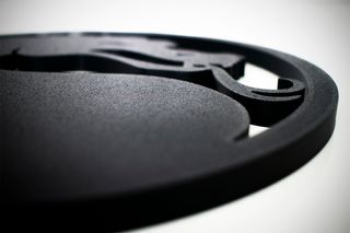 Emblema Mortal Kombat con pedestal