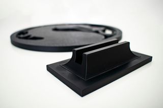 Emblema Mortal Kombat con pedestal