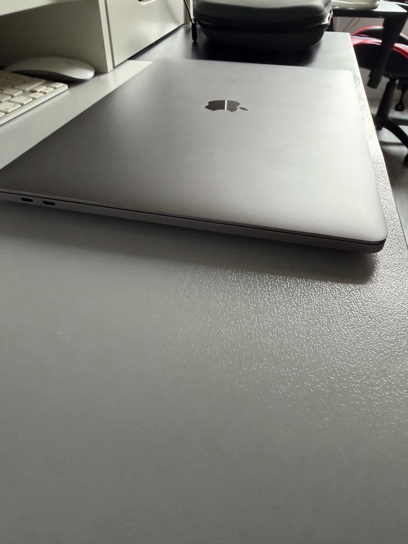 MacBook Pro 15' Intel i9 2.4GHz Touch Bar afbeelding 9