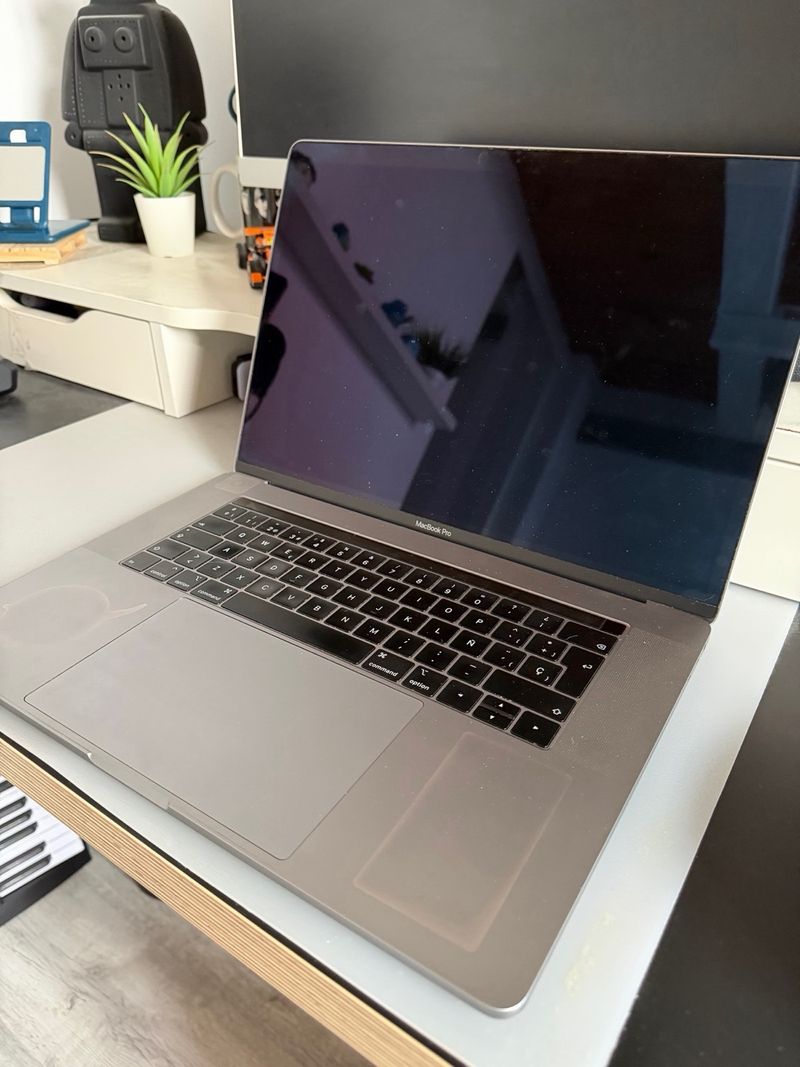 MacBook Pro 15' Intel i9 2.4GHz Touch Bar afbeelding 2