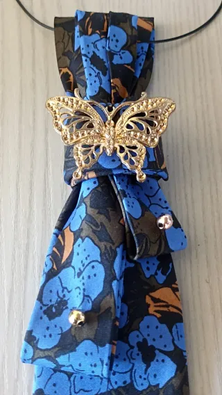 Cravatta gioiello con farfalla dorata