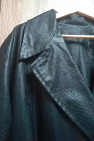 Gabardina efecto piel serpiente vintage talla XXL