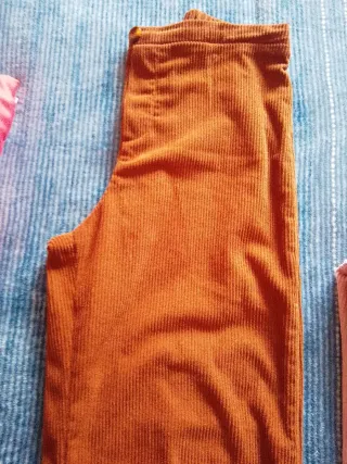 Pantalones de pana marrones y rosas