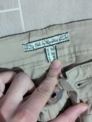 Pantalones beige con cremalleras