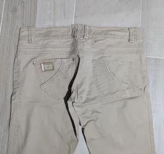 Pantalones beige con cremalleras