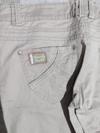 Pantalones beige con cremalleras