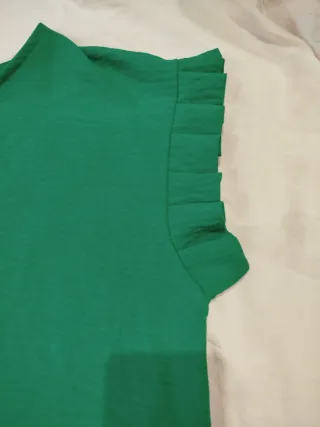 Blusa verde sin mangas con volantes