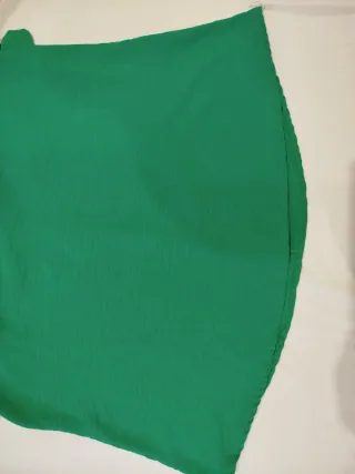 Blusa verde sin mangas con volantes