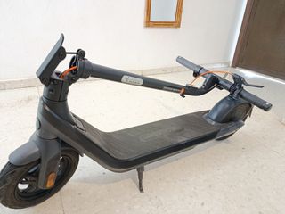 Patinete Eléctrico incluye casco.