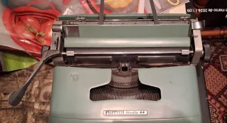 Máquina de escribir Olivetti Studio 44