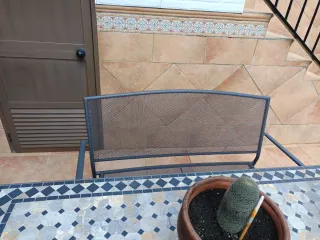 Mesa de mosaico de piedra y metal