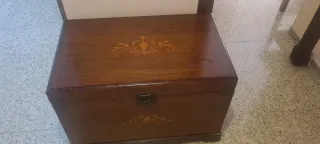 Baúl de madera con diseño