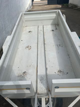 Remolque un eje blanco con portamotos