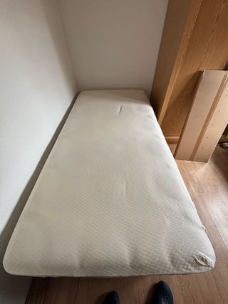 Cama 90 con canapé abatible y colchón incluido.