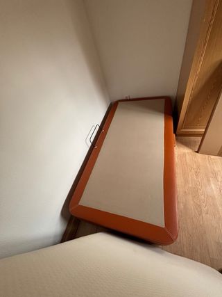 Cama 90 con canapé abatible y colchón incluido.