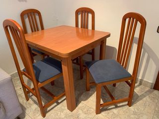 Mueble de comedor con mesa y sillas